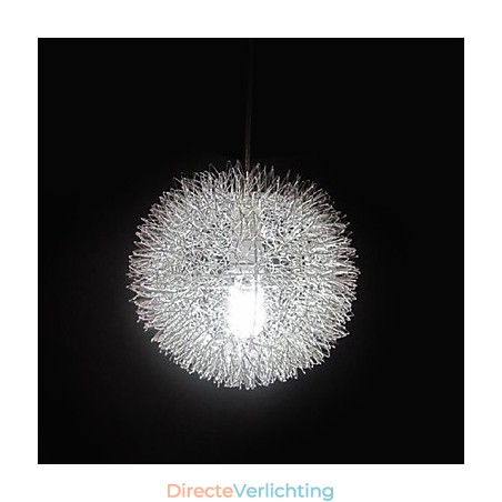 Moderne, eigentijdse metalen hanglamp met bolvorm Moderne, eigentijdse metalen hanglamp met bolvorm