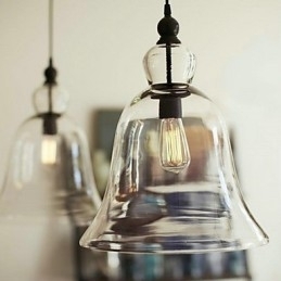 Hanglamp van glas in landelijke ministijl