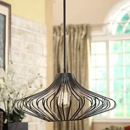 Moderne hanglamp met zwarte metalen structuurkap