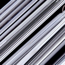 Moderne hanglamp met 3 lampen en glazen staaf