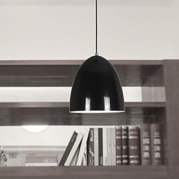 Moderne, eigentijdse metalen hanglamp met schilderij