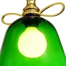 Moderne, eigentijdse metalen hanglamp in komvorm in mini-stijl