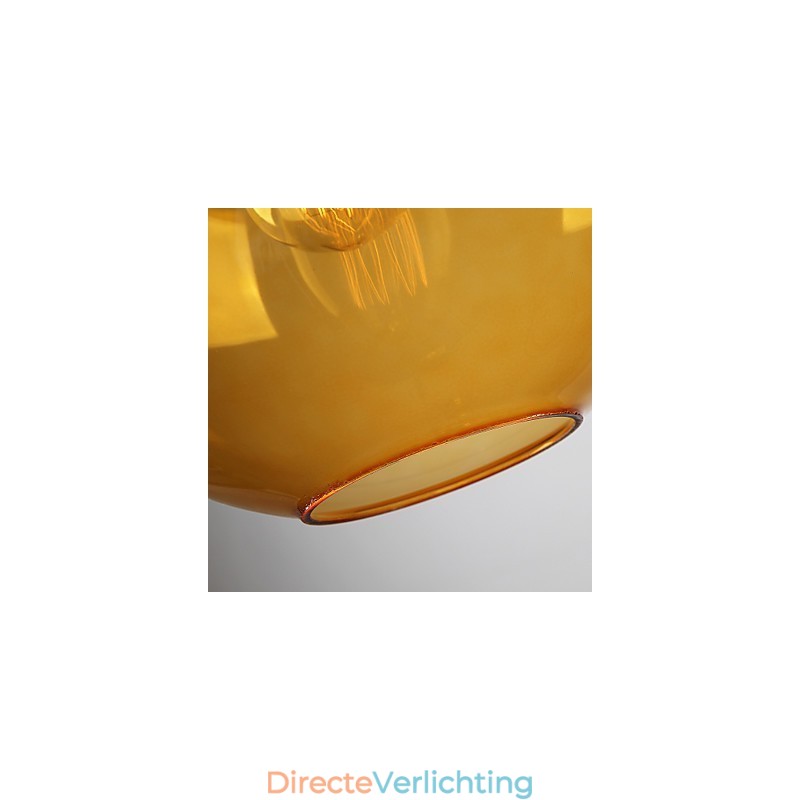 Moderne glazen hanglamp in ronde amberkleurige glazen kap met bubbeldesign