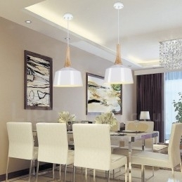 Moderne, eigentijdse hanglamp van hout en metaal
