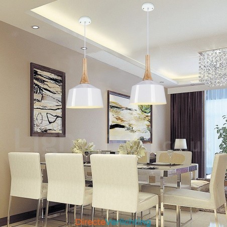 Moderne, eigentijdse hanglamp van hout en metaal Moderne, eigentijdse hanglamp van hout en metaal