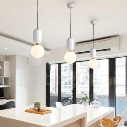 Moderne, eigentijdse hanglamp met glazen kap