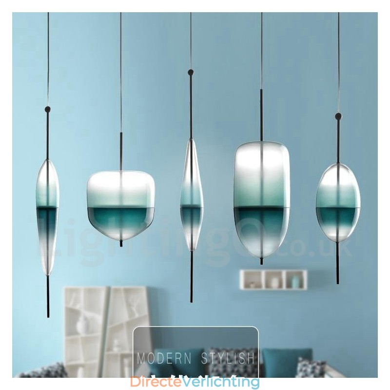 Moderne, eigentijdse hanglamp met glazen kap in kleurverloop