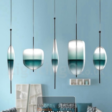 Moderne, eigentijdse hanglamp met glazen kap in kleurverloop Moderne, eigentijdse hanglamp met glazen kap in kleurverloop