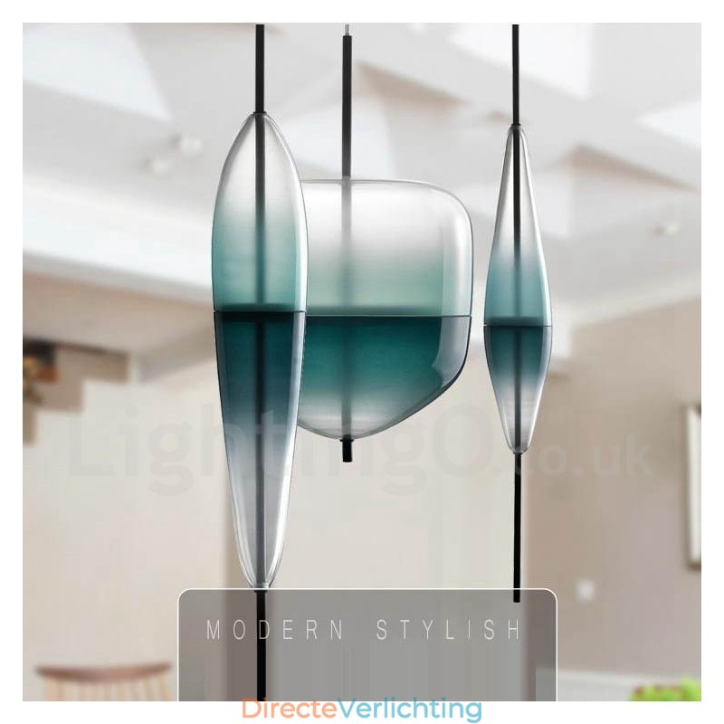 Moderne, eigentijdse hanglamp met glazen kap in kleurverloop