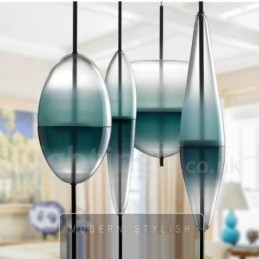 Moderne, eigentijdse hanglamp met glazen kap in kleurverloop