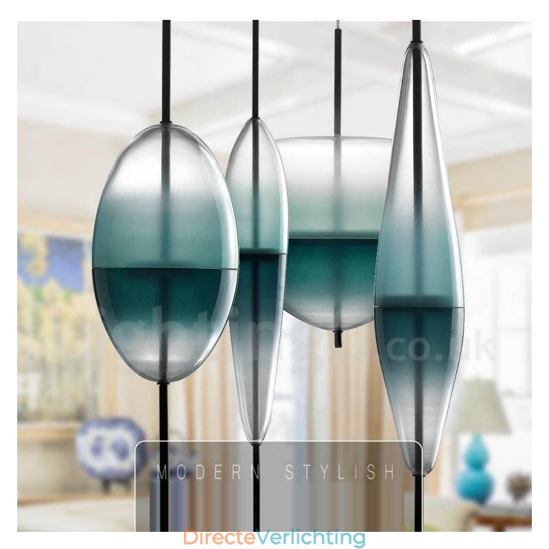 Moderne, eigentijdse hanglamp met glazen kap in kleurverloop