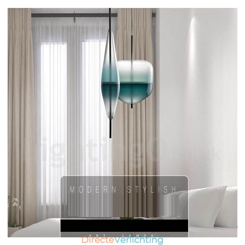 Moderne, eigentijdse hanglamp met glazen kap in kleurverloop