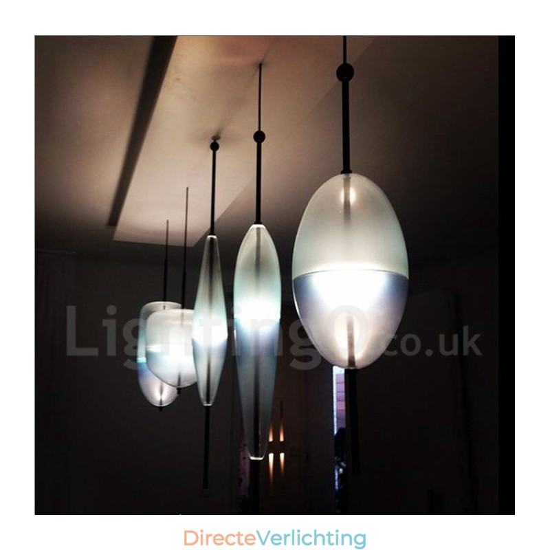 Moderne, eigentijdse hanglamp met glazen kap in kleurverloop