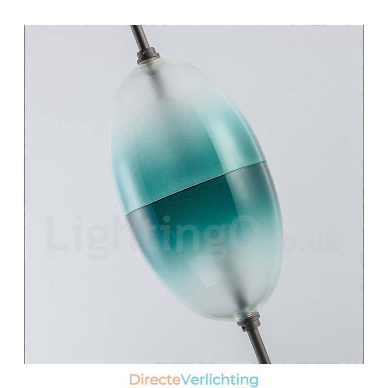 Moderne, eigentijdse hanglamp met glazen kap in kleurverloop