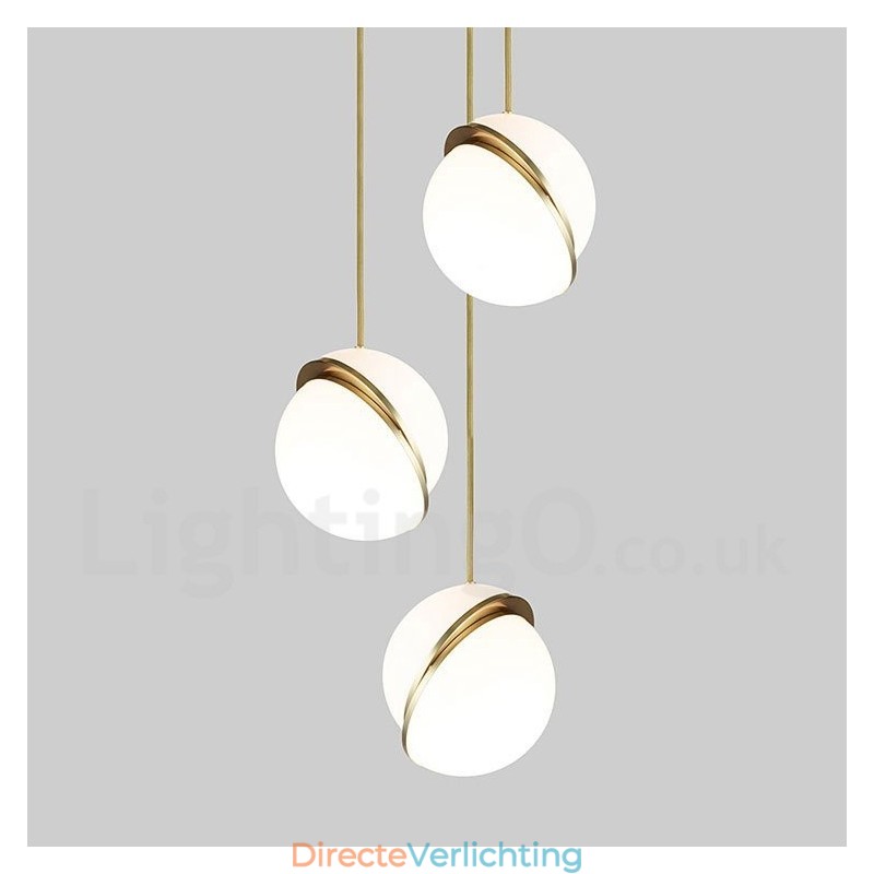Moderne eigentijdse koperen hanglamp met glazen kaplamp