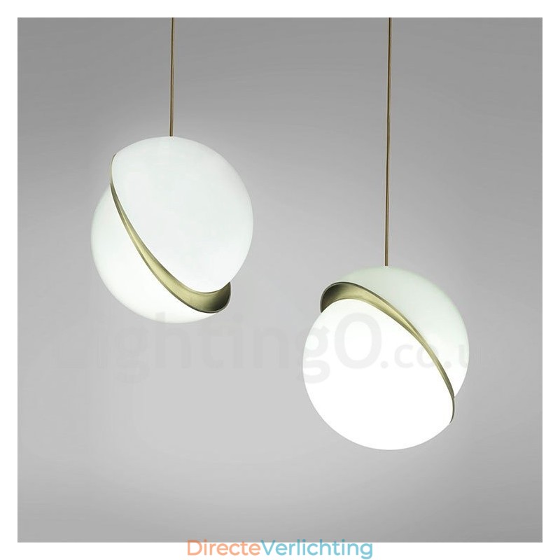 Moderne eigentijdse koperen hanglamp met glazen kaplamp