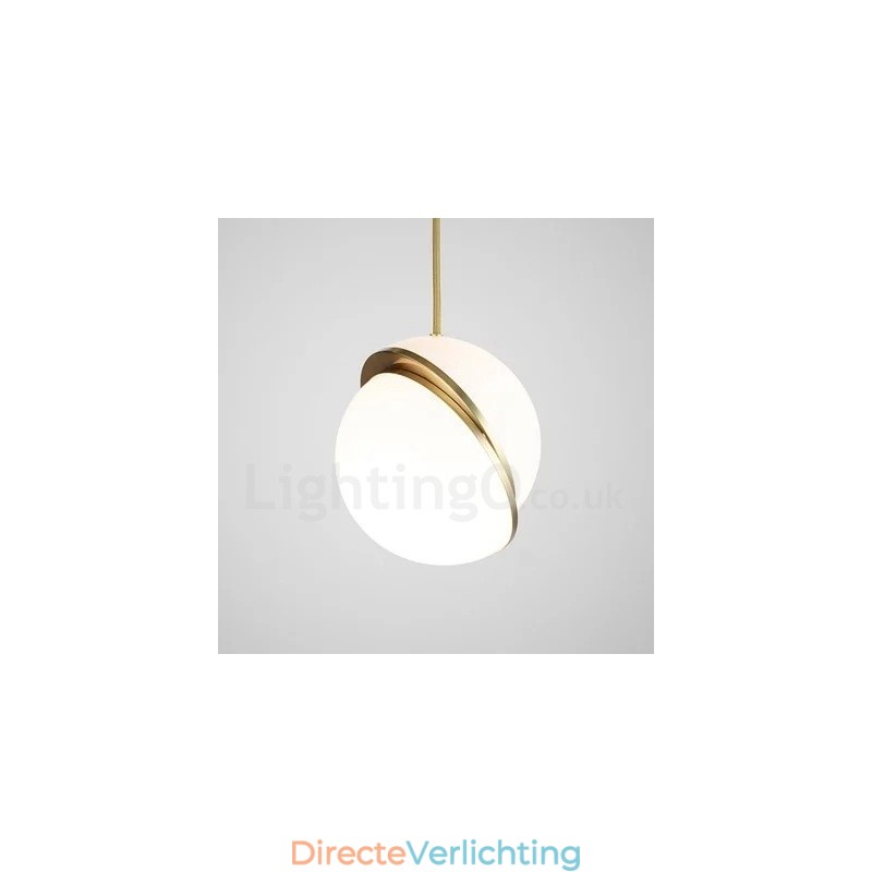 Moderne eigentijdse koperen hanglamp met glazen kaplamp