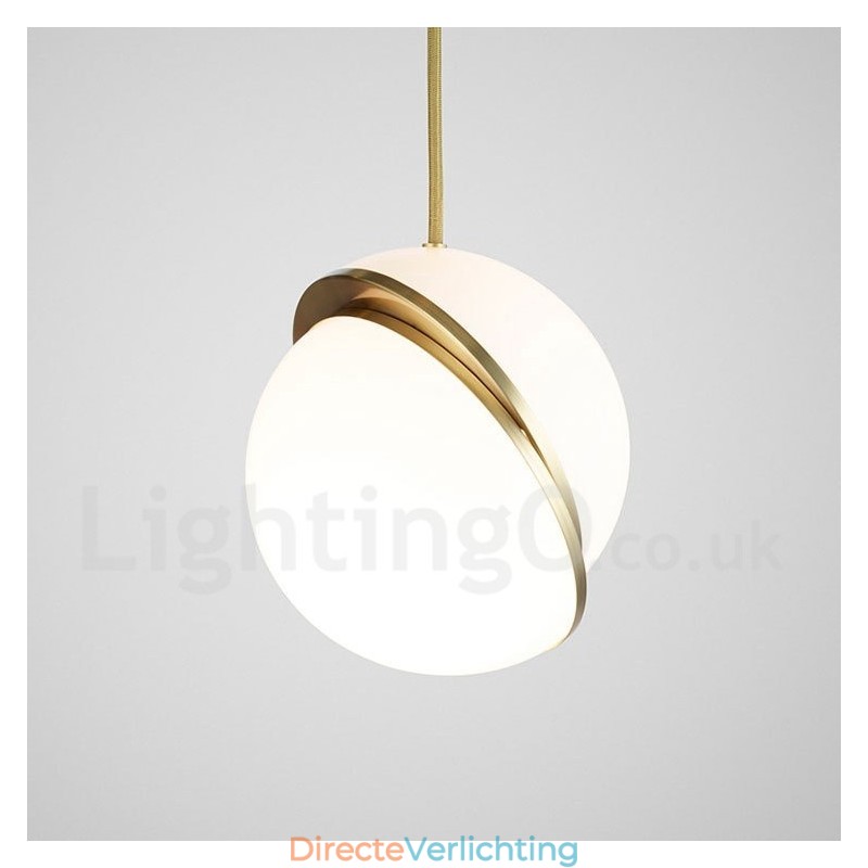 Moderne eigentijdse koperen hanglamp met glazen kaplamp