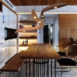 Moderne, eigentijdse houten hanglamp met 3 lampen