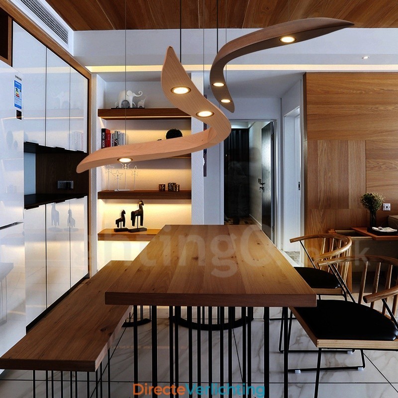 Moderne, eigentijdse houten hanglamp met 3 lampen