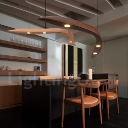Moderne, eigentijdse houten hanglamp met 3 lampen