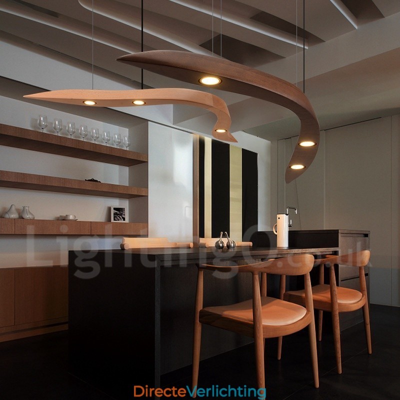 Moderne, eigentijdse houten hanglamp met 3 lampen