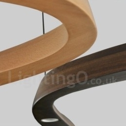 Moderne, eigentijdse houten hanglamp met 3 lampen