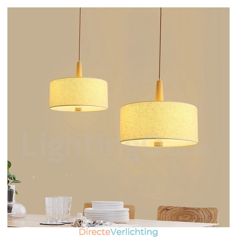 Moderne, eigentijdse hanglamp van hout met stoffen kap