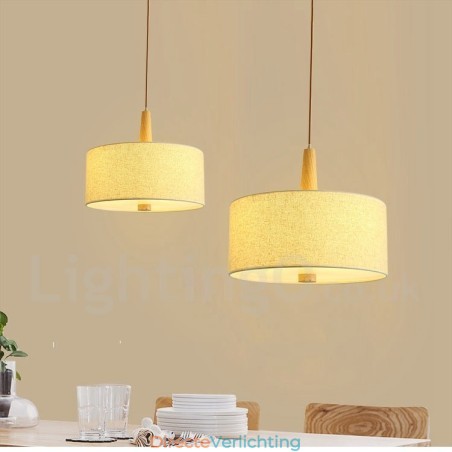 Moderne, eigentijdse hanglamp van hout met stoffen kap Moderne, eigentijdse hanglamp van hout met stoffen kap