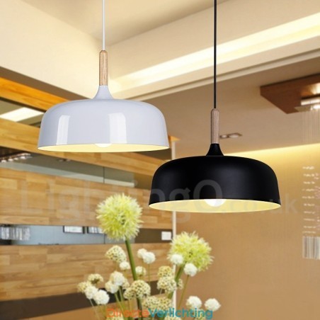 Moderne, eigentijdse hanglamp van hout en metaal Moderne, eigentijdse hanglamp van hout en metaal
