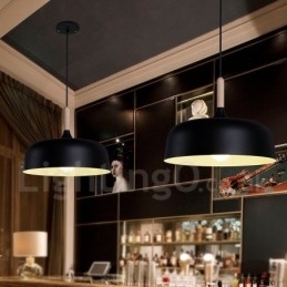 Moderne, eigentijdse hanglamp van hout en metaal