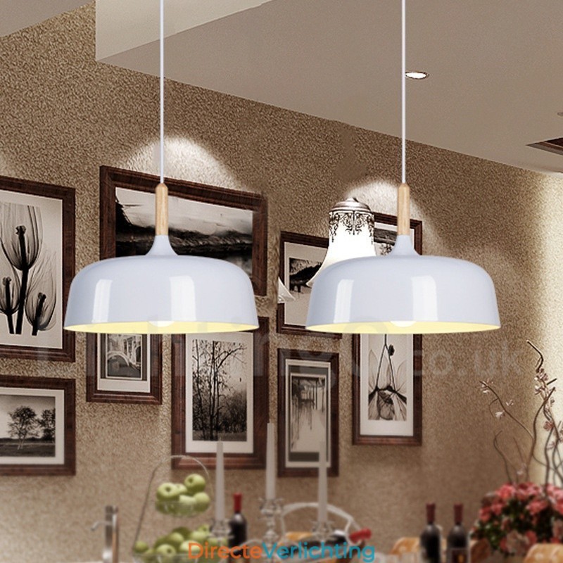 Moderne, eigentijdse hanglamp van hout en metaal