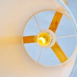 1 Lichte houten moderne eigentijdse hanglamp in Scandinavische stijl met stoffen kap