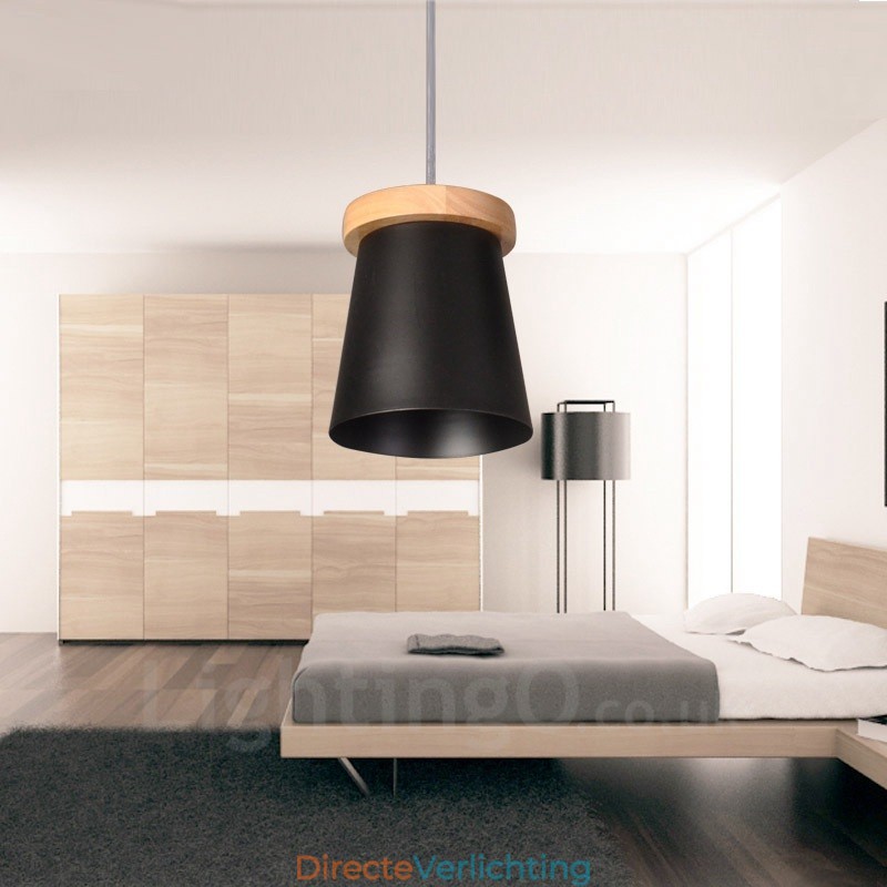 1 Lichte houten moderne eigentijdse hanglamp in Scandinavische stijl met ijzeren kap