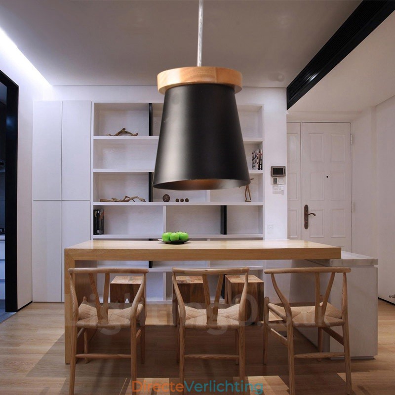 1 Lichte houten moderne eigentijdse hanglamp in Scandinavische stijl met ijzeren kap