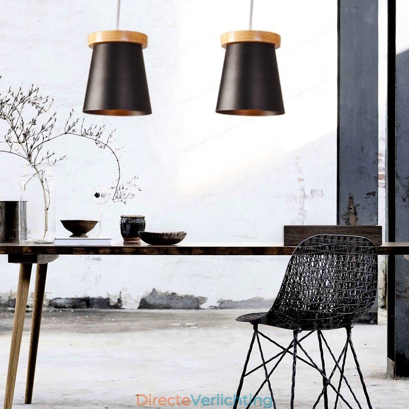 1 Lichte houten moderne eigentijdse hanglamp in Scandinavische stijl met ijzeren kap