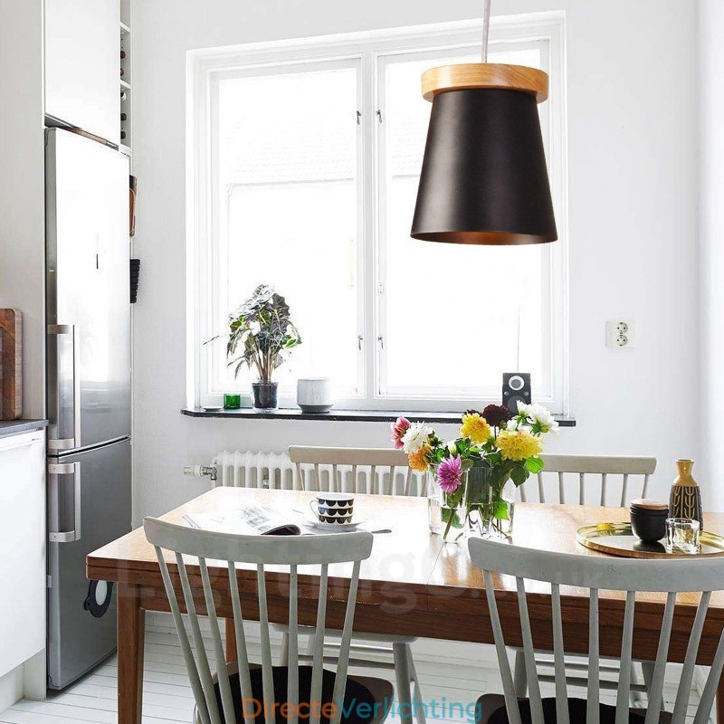 1 Lichte houten moderne eigentijdse hanglamp in Scandinavische stijl met ijzeren kap