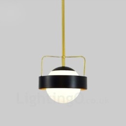 1-lichts moderne eigentijdse plafondlamp koperen hanglamp met witte en zwarte bolvormige glazen kap