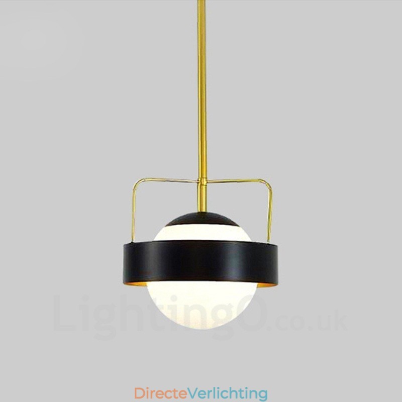 1-lichts moderne eigentijdse plafondlamp koperen hanglamp met witte en zwarte bolvormige glazen kap
