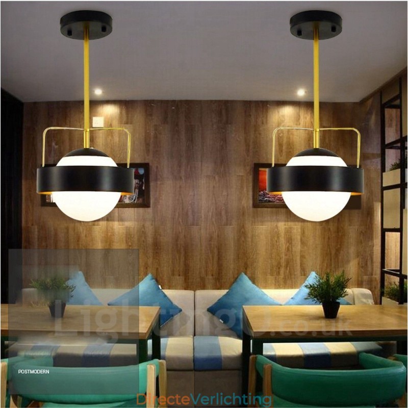 1-lichts moderne eigentijdse plafondlamp koperen hanglamp met witte en zwarte bolvormige glazen kap
