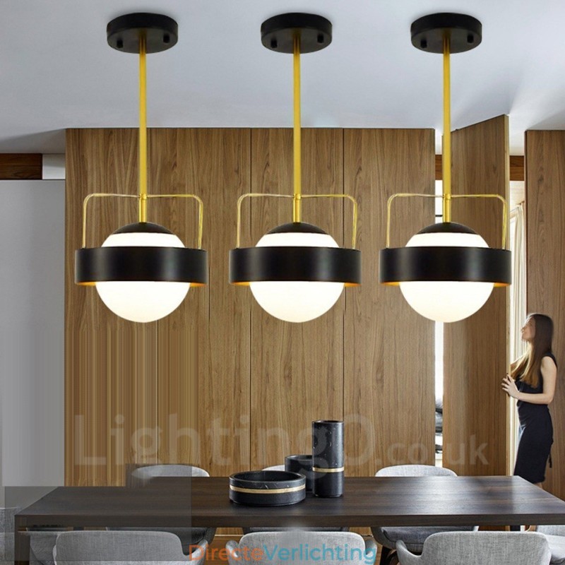 1-lichts moderne eigentijdse plafondlamp koperen hanglamp met witte en zwarte bolvormige glazen kap