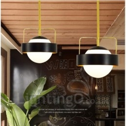 1-lichts moderne eigentijdse plafondlamp koperen hanglamp met witte en zwarte bolvormige glazen kap