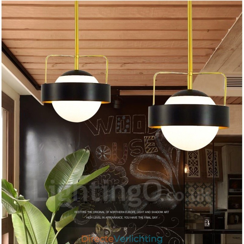 1-lichts moderne eigentijdse plafondlamp koperen hanglamp met witte en zwarte bolvormige glazen kap