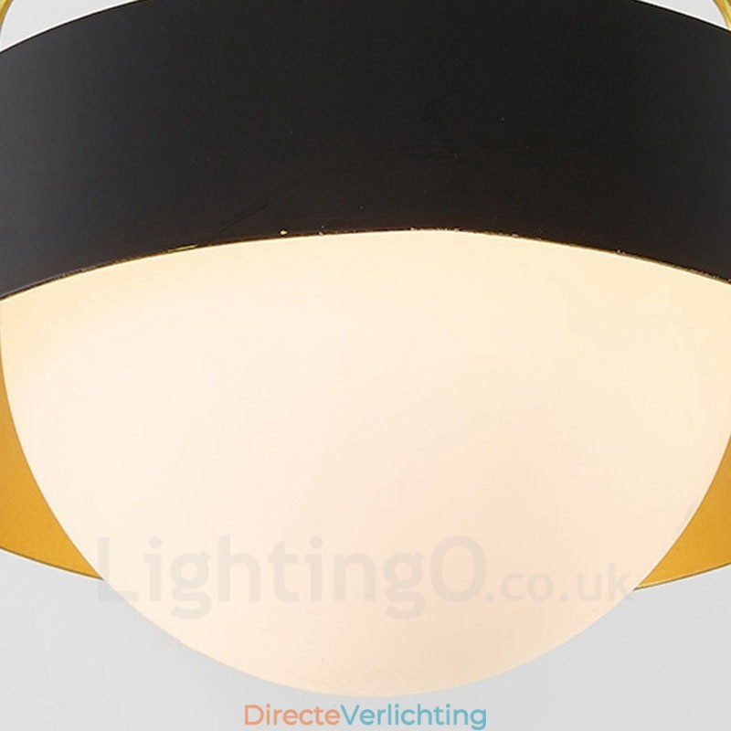 1-lichts moderne eigentijdse plafondlamp koperen hanglamp met witte en zwarte bolvormige glazen kap