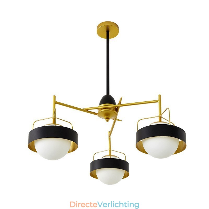 3-lichts moderne, eigentijdse plafondlamp met koperen afwerking en witte en zwarte bolvormige glazen kap
