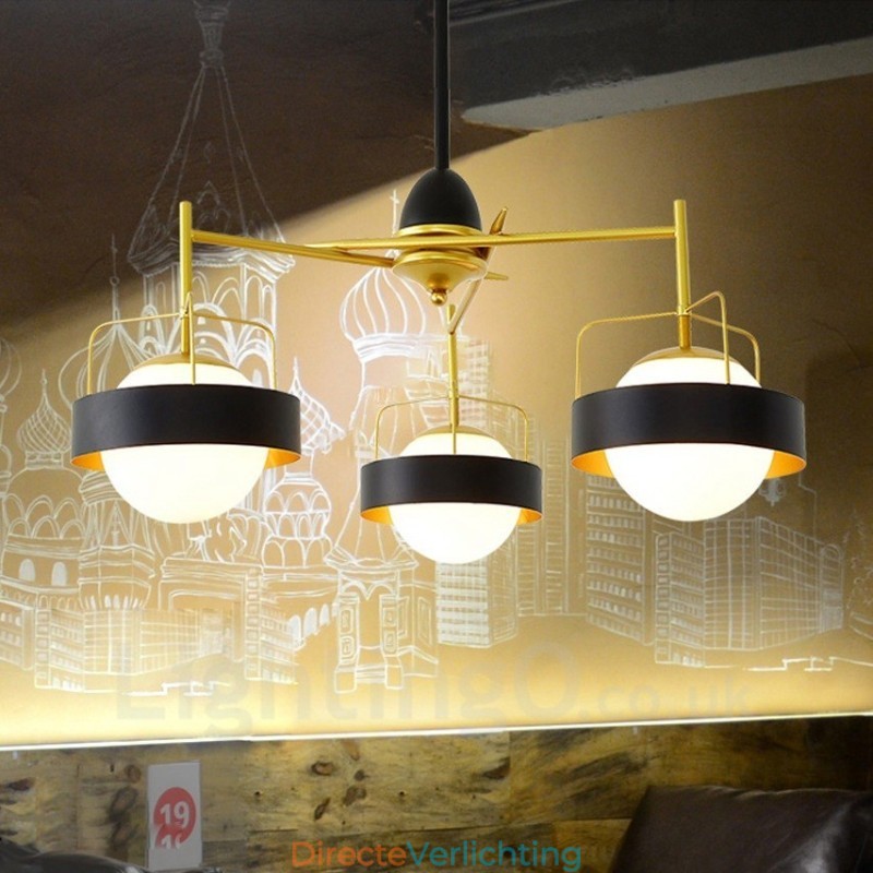 3-lichts moderne, eigentijdse plafondlamp met koperen afwerking en witte en zwarte bolvormige glazen kap