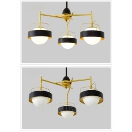 3-lichts moderne, eigentijdse plafondlamp met koperen afwerking en witte en zwarte bolvormige glazen kap