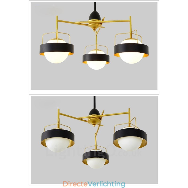 3-lichts moderne, eigentijdse plafondlamp met koperen afwerking en witte en zwarte bolvormige glazen kap