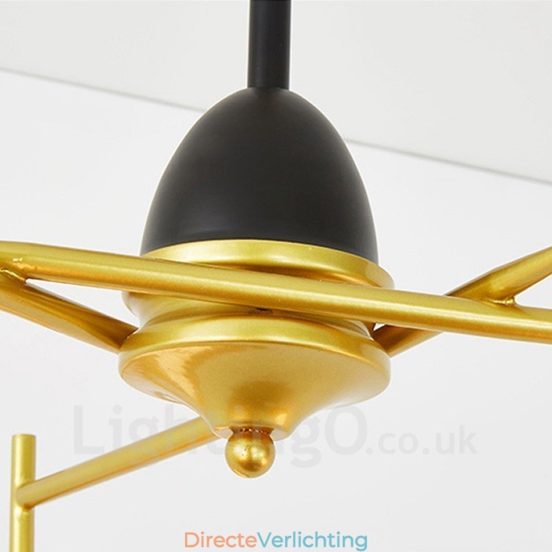 3-lichts moderne, eigentijdse plafondlamp met koperen afwerking en witte en zwarte bolvormige glazen kap