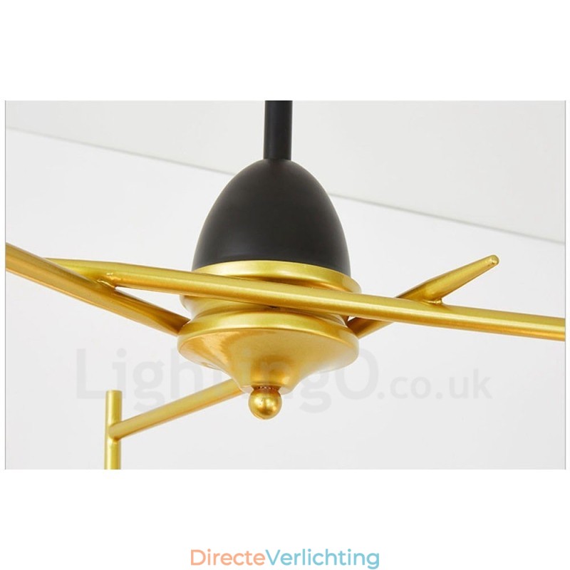 3-lichts moderne, eigentijdse plafondlamp met koperen afwerking en witte en zwarte bolvormige glazen kap